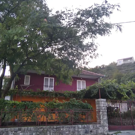 Ananda Apartman *