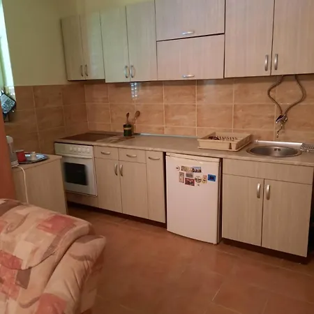 Ananda Apartman *